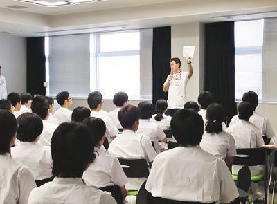 クリニカルクラークシップでの朝礼(５年次生)