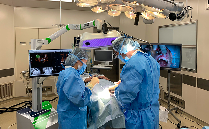 埋入手術を行っている写真。