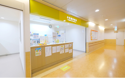 九州歯科大学附属病院4F小児歯科の受付の写真
