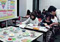 写真:栄養関連の実習の様子