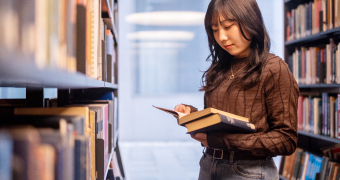 写真：本を手に取る様子