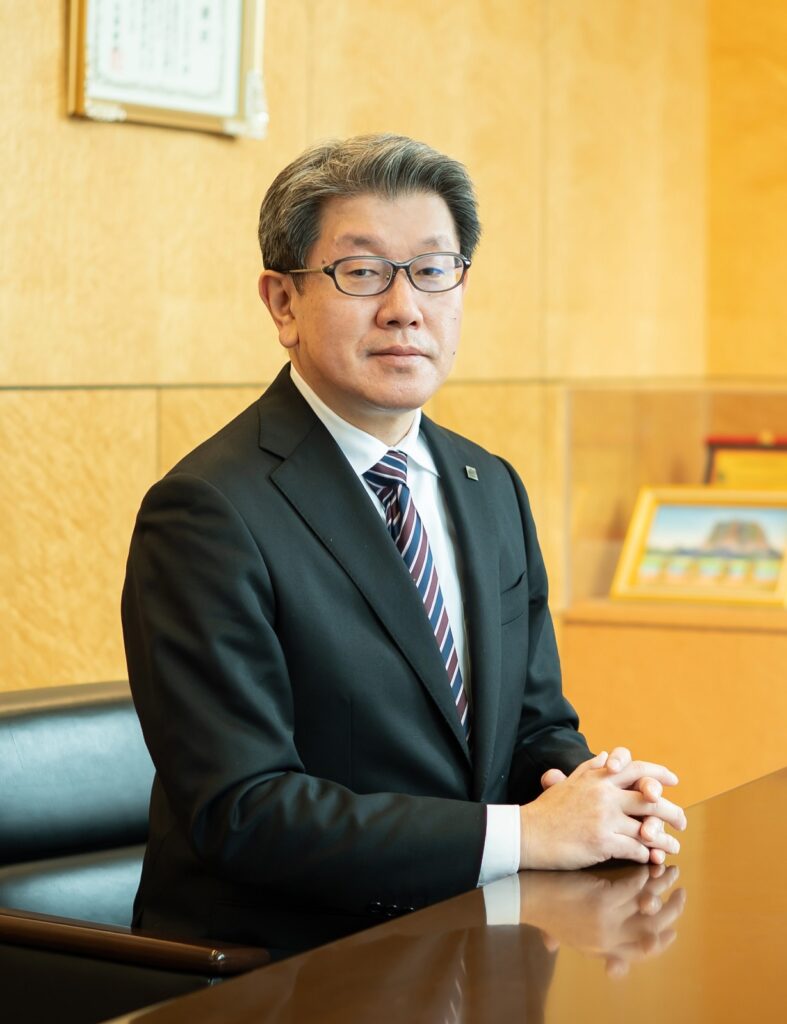 写真：粟野 秀慈 理事長・学長