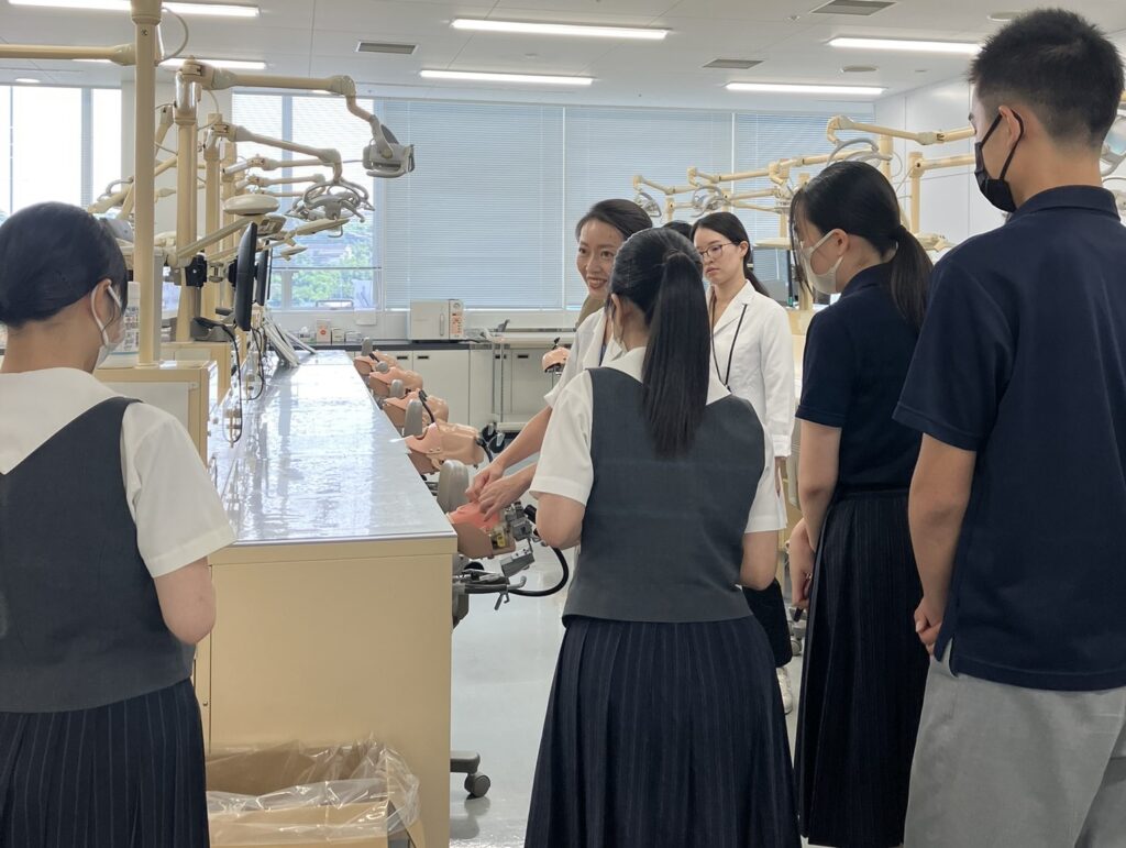 写真：キャンパス訪問の様子