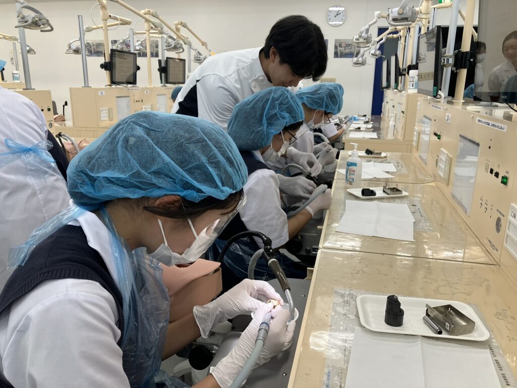 写真：キャンパス訪問の様子